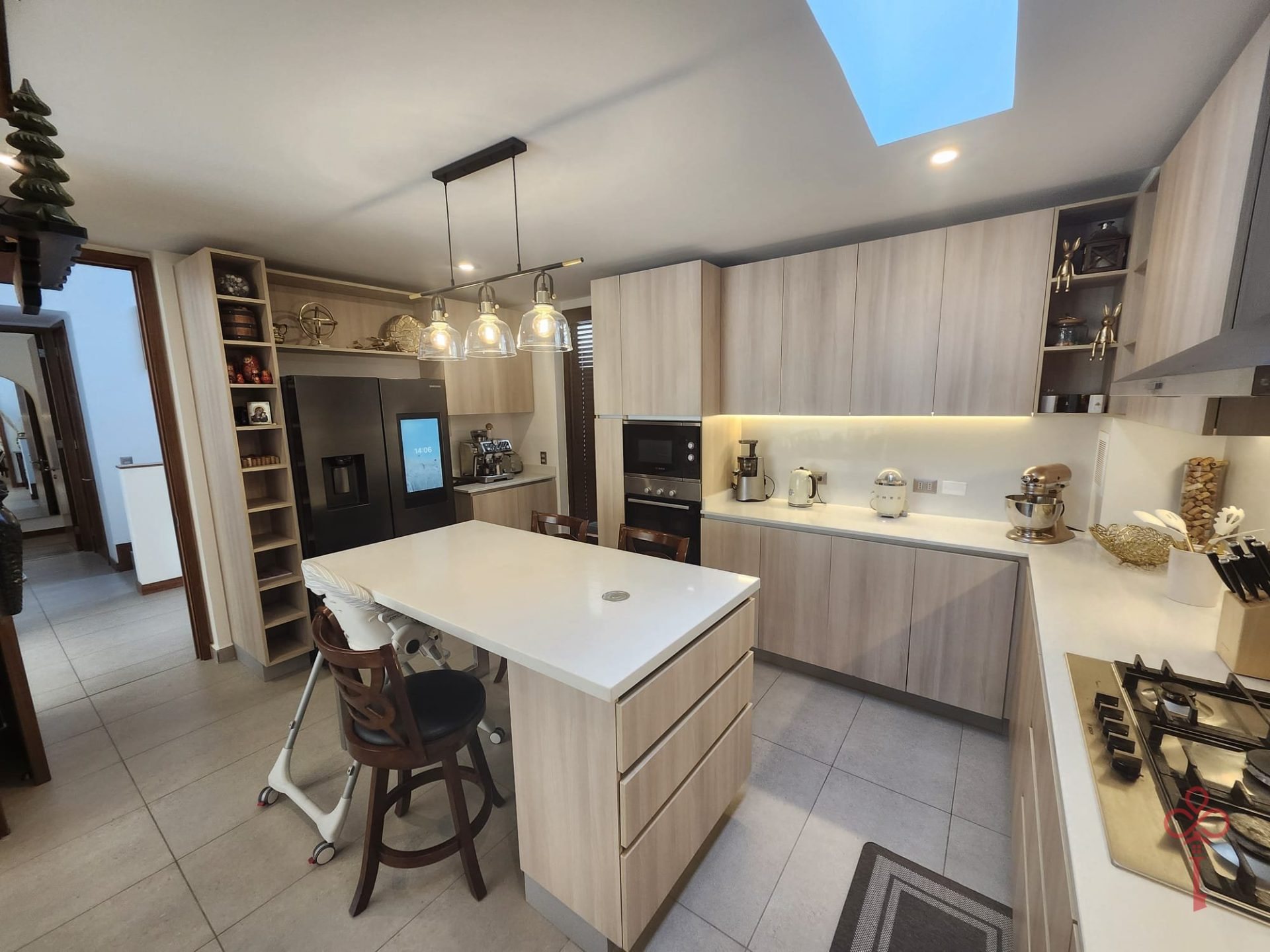 Cocina con isla y tragaluz de una casa en Colina