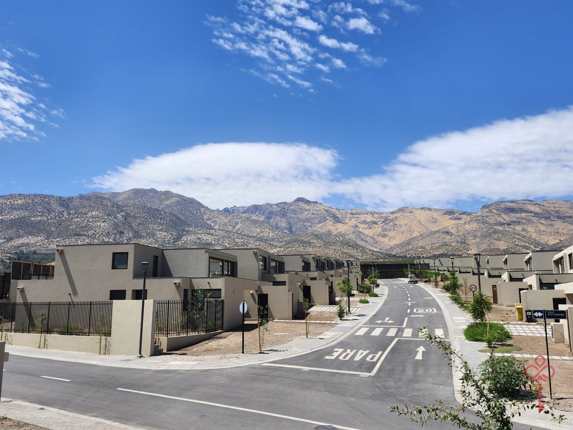 El condominio de Colina con la cordillera al fondo