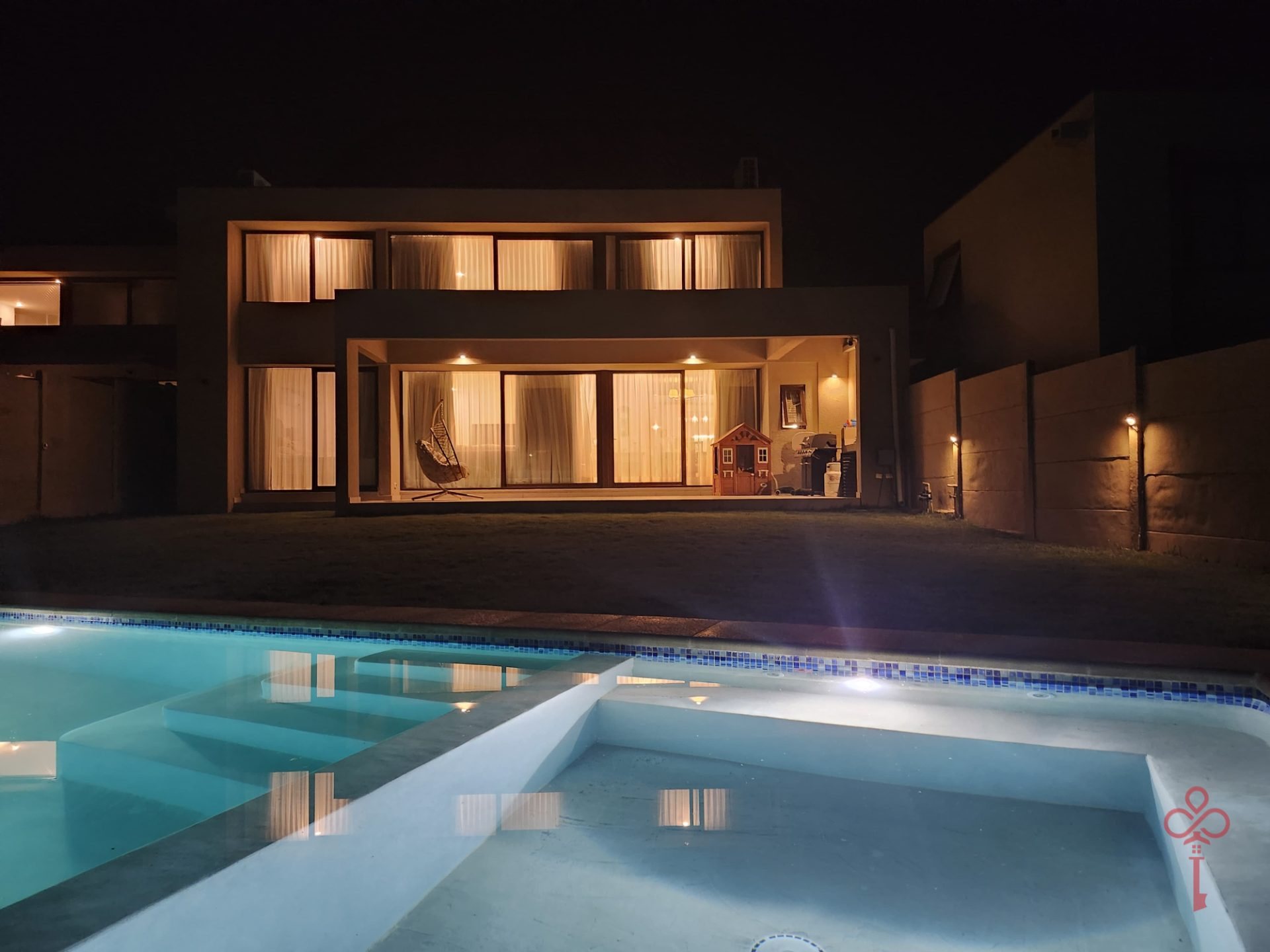 Casa con piscina iluminada de noche, en Colina