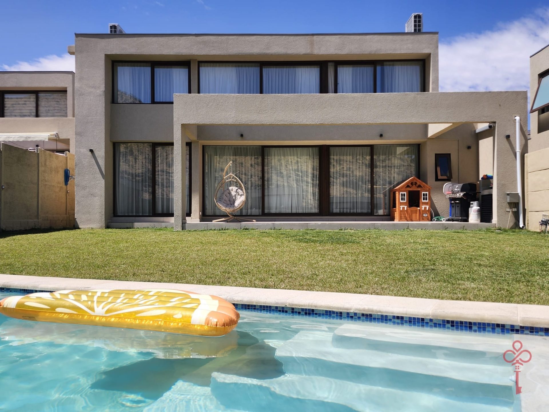 Piscina y jardín de una casa en Colina