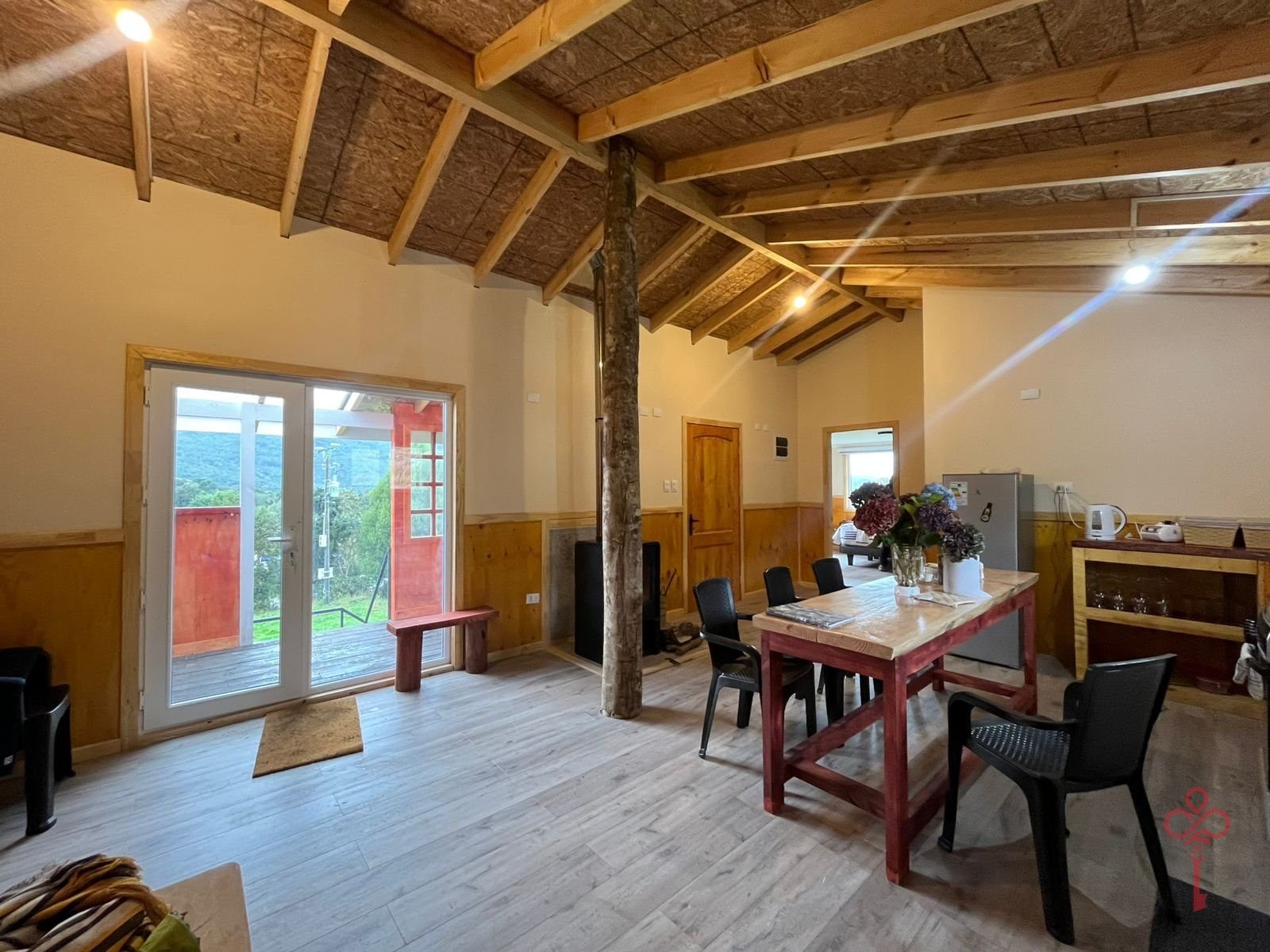 Living comedor con vigas de madera en una parcela de Puerto Montt