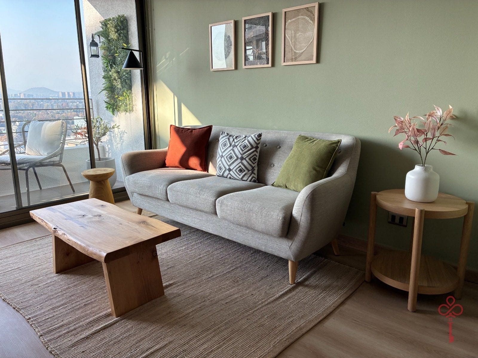 Living con sofá gris y ventanal, departamento amoblado en Ñuñoa