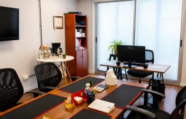 Oficina con privado y salas de reuniones
