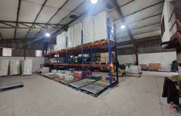 Gran terreno con galpón, bodegas, casa y estacionamientos