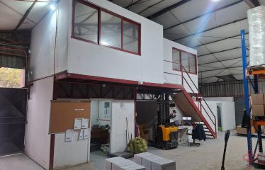 Gran terreno con galpón, bodegas, casa y estacionamientos