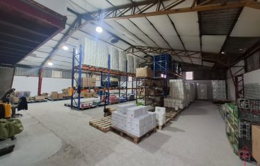 Gran terreno con galpón, bodegas, casa y estacionamientos