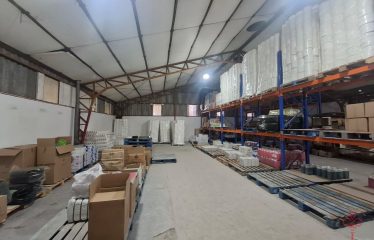 Gran terreno con galpón, bodegas, casa y estacionamientos