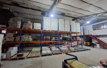 Gran terreno con galpón, bodegas, casa y estacionamientos