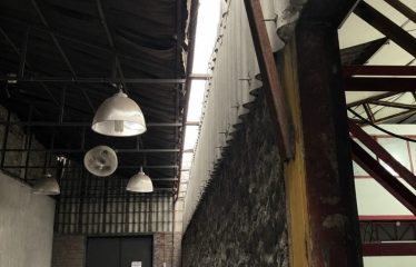 Gran terreno con galpón, bodegas, casa y estacionamientos