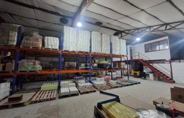 Gran terreno con galpón, bodegas y estacionamientos