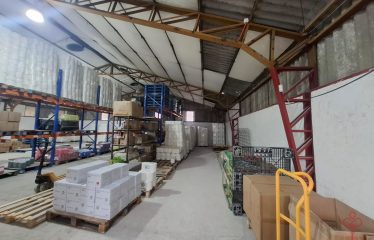 Gran terreno con galpón, bodegas y estacionamientos