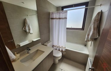 Casa familiar de 4 dormitorios más servicio en condominio