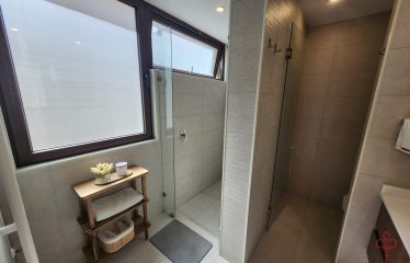 Casa familiar de 4 dormitorios más servicio en condominio