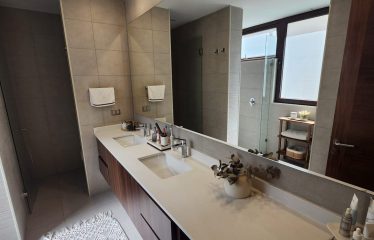 Casa familiar de 4 dormitorios más servicio en condominio