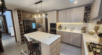Casa familiar de 4 dormitorios más servicio en condominio