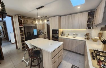 Casa familiar de 4 dormitorios más servicio en condominio