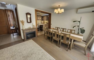 Casa familiar de 4 dormitorios más servicio en condominio