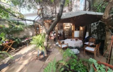 Casa con jardín y piscina en El Golf, Las Condes