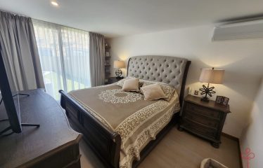 Casa familiar de 4 dormitorios más servicio en condominio