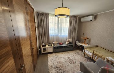 Casa familiar de 4 dormitorios más servicio en condominio