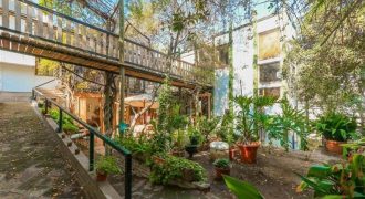 Casa con jardín y piscina en El Golf, Las Condes