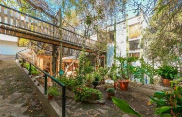 Casa con jardín y piscina en El Golf, Las Condes