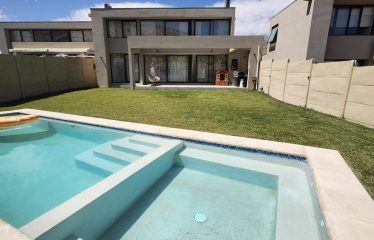 Casa familiar de 4 dormitorios más servicio en condominio