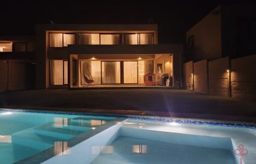 Casa familiar de 4 dormitorios más servicio en condominio
