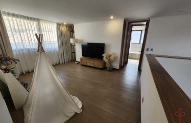 Casa familiar de 4 dormitorios más servicio en condominio