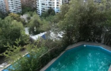Casa con jardín y piscina en El Golf, Las Condes