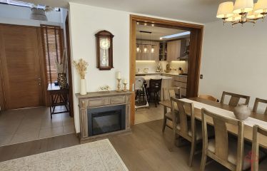 Casa familiar de 4 dormitorios más servicio en condominio