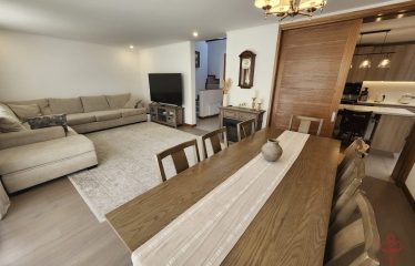 Casa familiar de 4 dormitorios más servicio en condominio