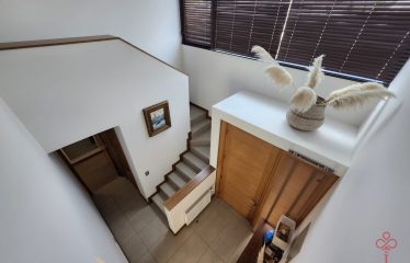 Casa familiar de 4 dormitorios más servicio en condominio