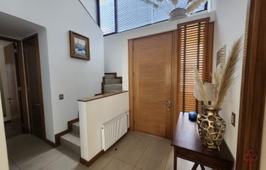 Casa familiar de 4 dormitorios más servicio en condominio