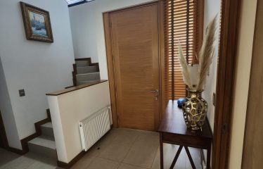 Casa familiar de 4 dormitorios más servicio en condominio