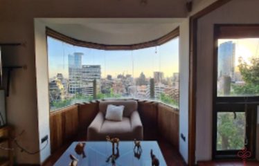 Casa con jardín y piscina en El Golf, Las Condes